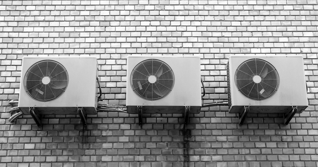 klimatyzatory na ścianie budynku